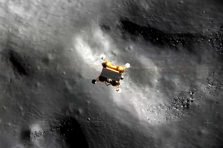 На снимке запечатлен расположенный у южного полюса спутника кратер Зееман