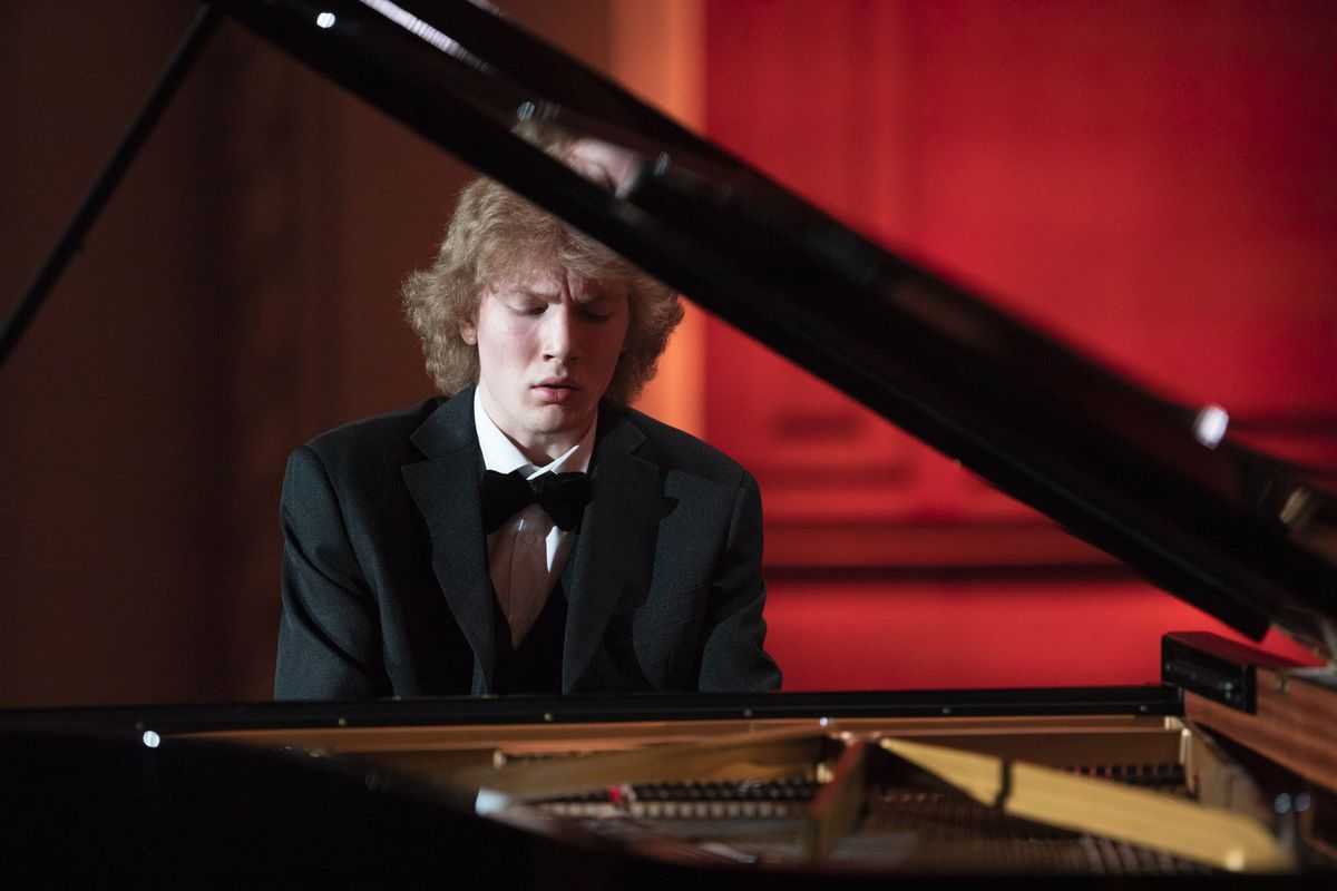 Это 8-летний мальчик райан. он зарабатывает больше всех на youtube