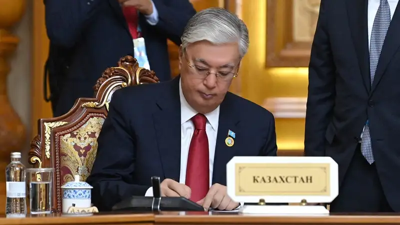 «по прежнему» или «по-прежнему» – как правильно писать?